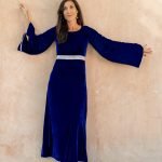 robe velours bleu long chic soiree cocktail oriental manches bouffantes broderie argent