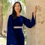 robe velours bleu long chic soiree cocktail oriental manches bouffantes broderie argent