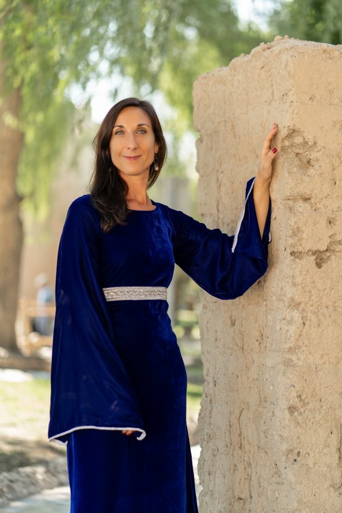 robe velours bleu long chic soiree cocktail oriental manches bouffantes broderie argent