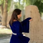 robe velours bleu long chic soiree cocktail oriental manches bouffantes broderie argent