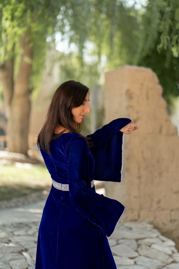 robe velours bleu long chic soiree cocktail oriental manches bouffantes broderie argent