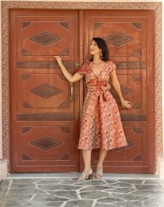 Robe Enea Razia cocktail soiree rouge or brocart inspiration inde creation couture mode elegant