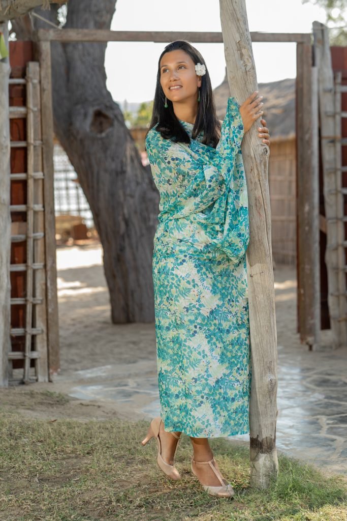 Robe Enea Sita fleurie legere asymetrique epaule denudee inspiration creation sari inde couture mode