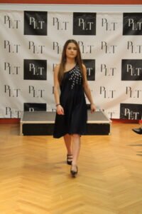 robe bleu asymetrique coktail soie courte broderie fait main argent