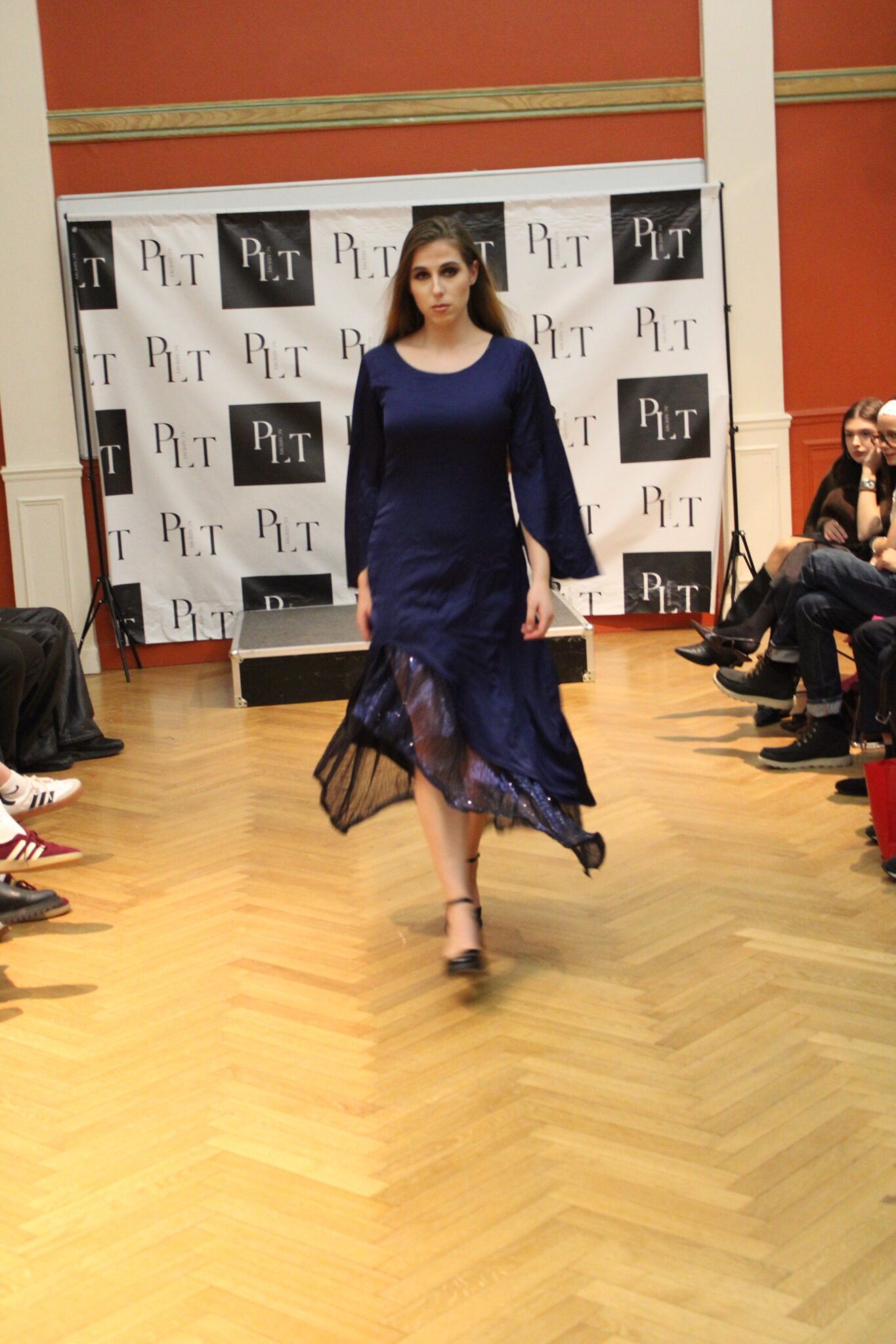 robe longue bleue nuit paillettes soie tradi originale volants