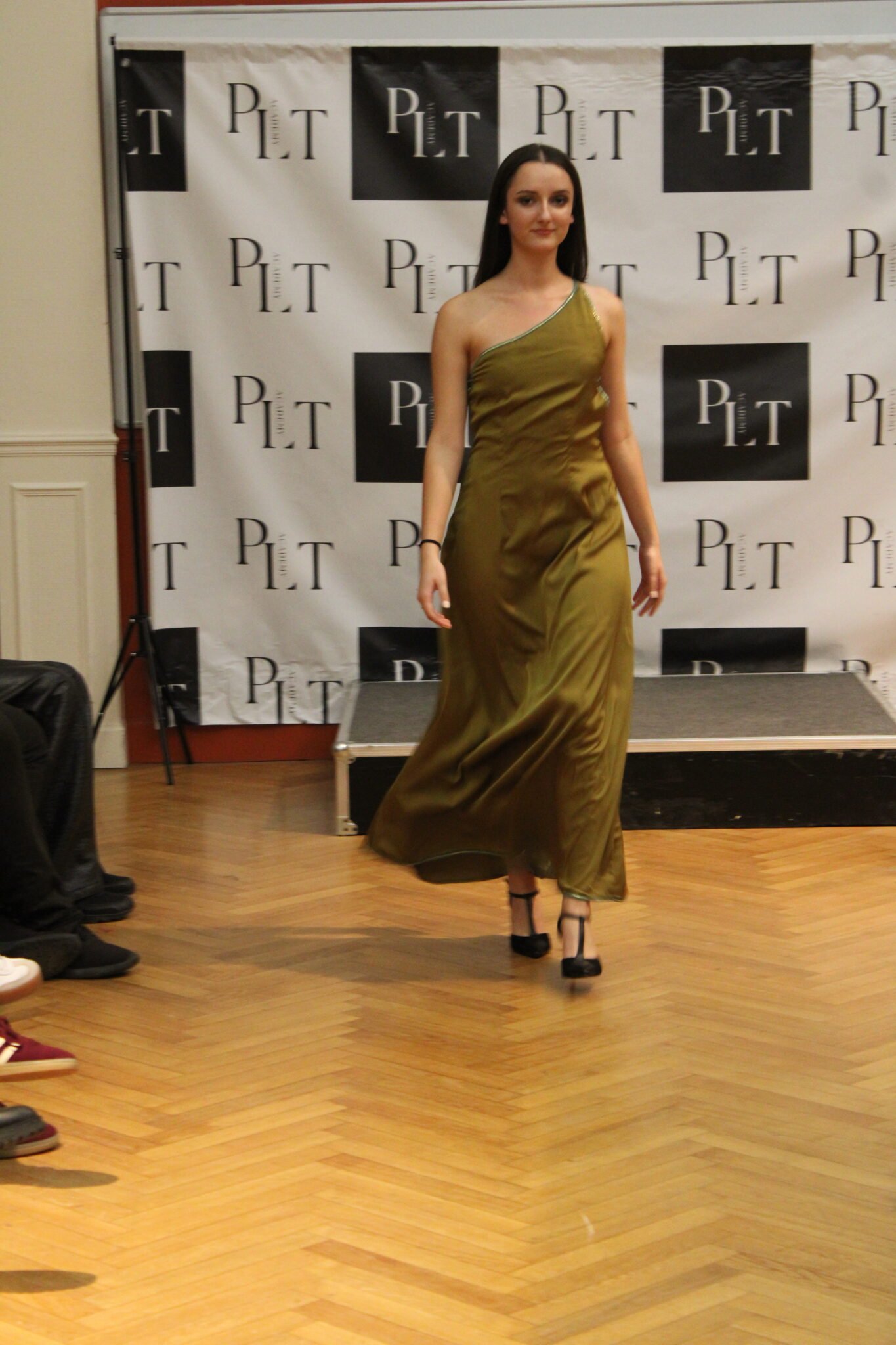 robe longue cocktail soiree dos nu soie vert olive