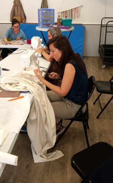personnalisation retouches creations atelier coudre machine equipe